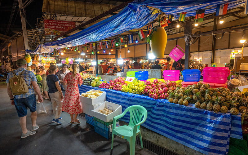 بازار شبانه کاتا پوکت؛ منبع عکس: Phuket 101، عکاس: نامشخص