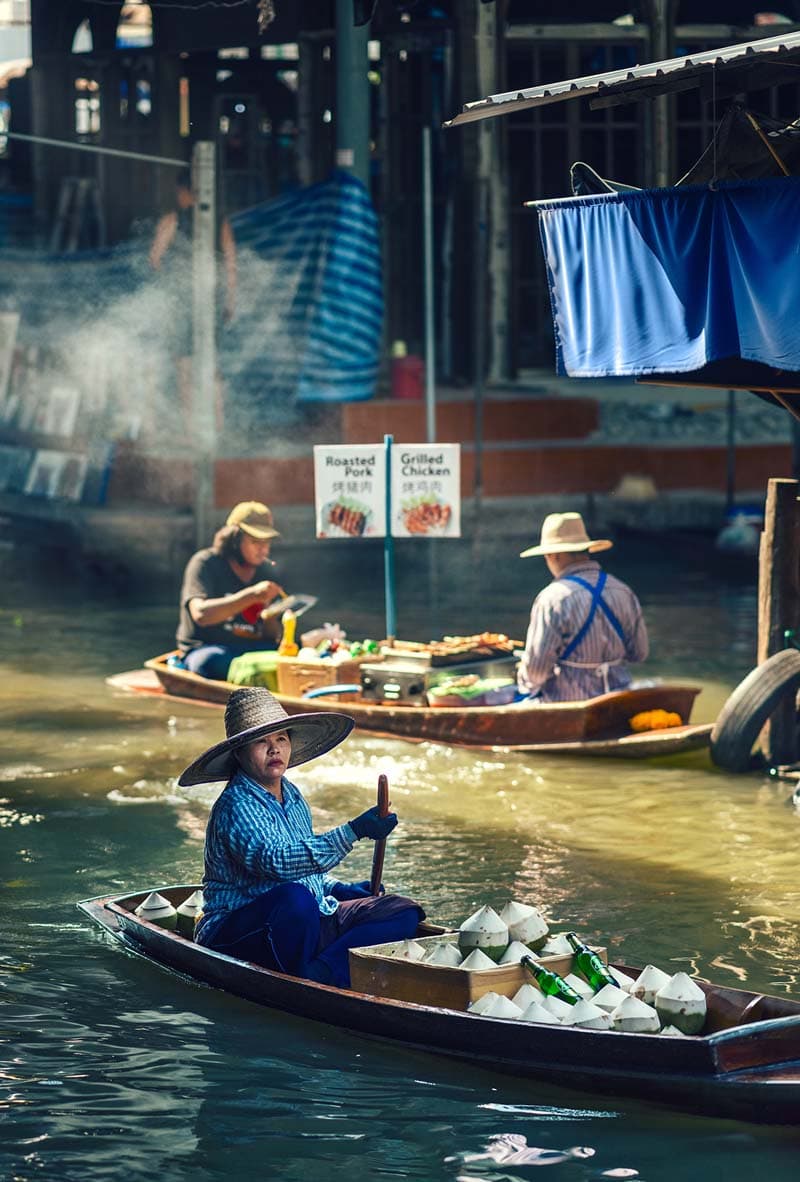 فروش محصولات روزمره روی قایق در بانکوک تایلند