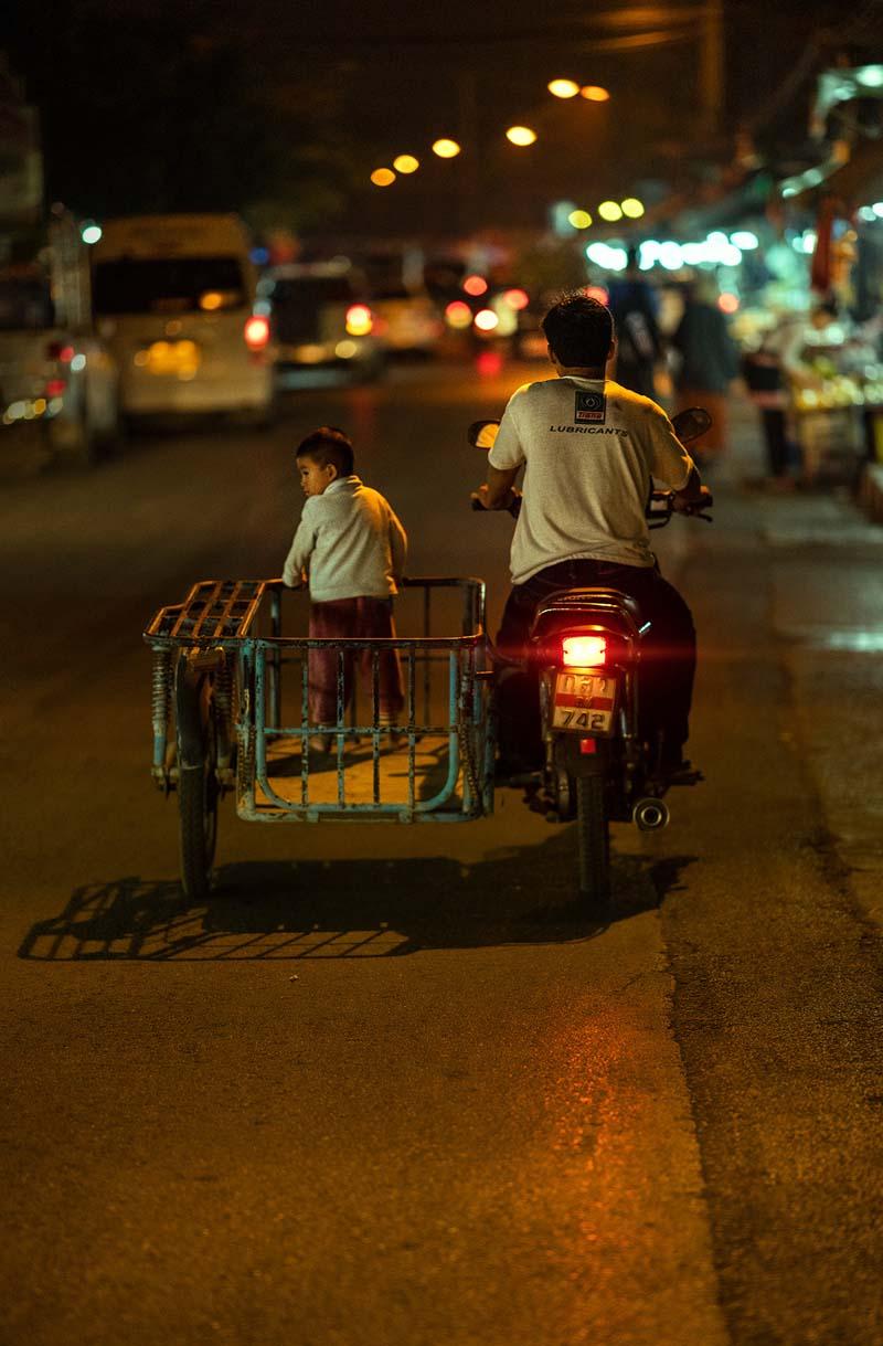 مرد موتور سوار و کودکی در کنارش در شهر چیانگ مای