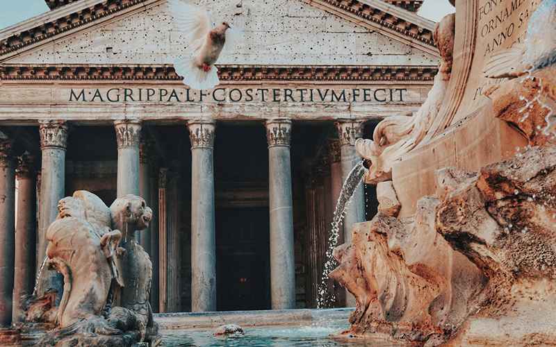 آب‌نمای سنگی در مقابل ساختمانی تاریخی در رم