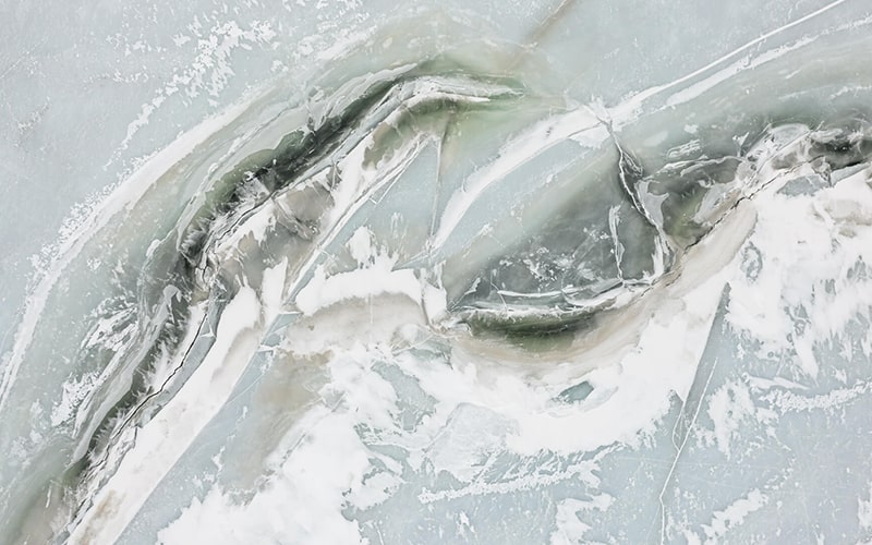 اشکال مختلف در دریاچه‌ای یخ‌زده در نروژ