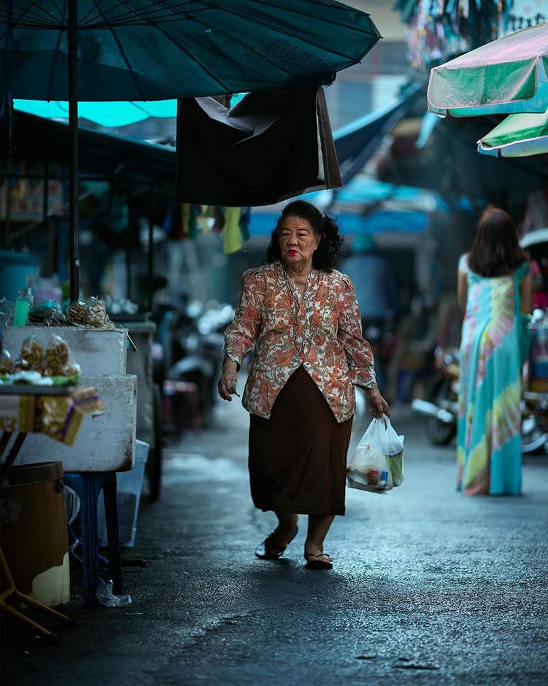 زنی هنگام عبور و خرید از خیابان‌های شهر چیانگ مای