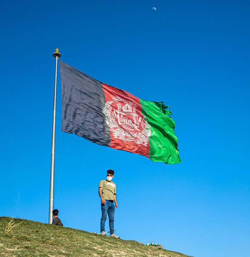 فردی زیر پرچم افغانستان پیش از طالبان