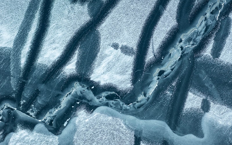عکسی به رنگ آبی از دریاچه‌ای یخ‌زده در نروژ