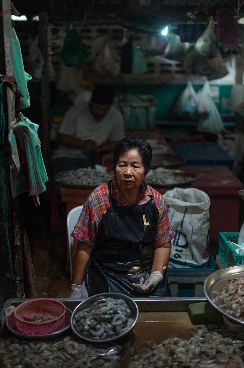 زن فروشنده میگو در بازارهای بانکوک تایلند