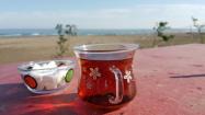 نوشیدن چای در ساحل گلسرخ گیلان، منبع عکس: گوگل مپ؛ عکاس: peyman tpr