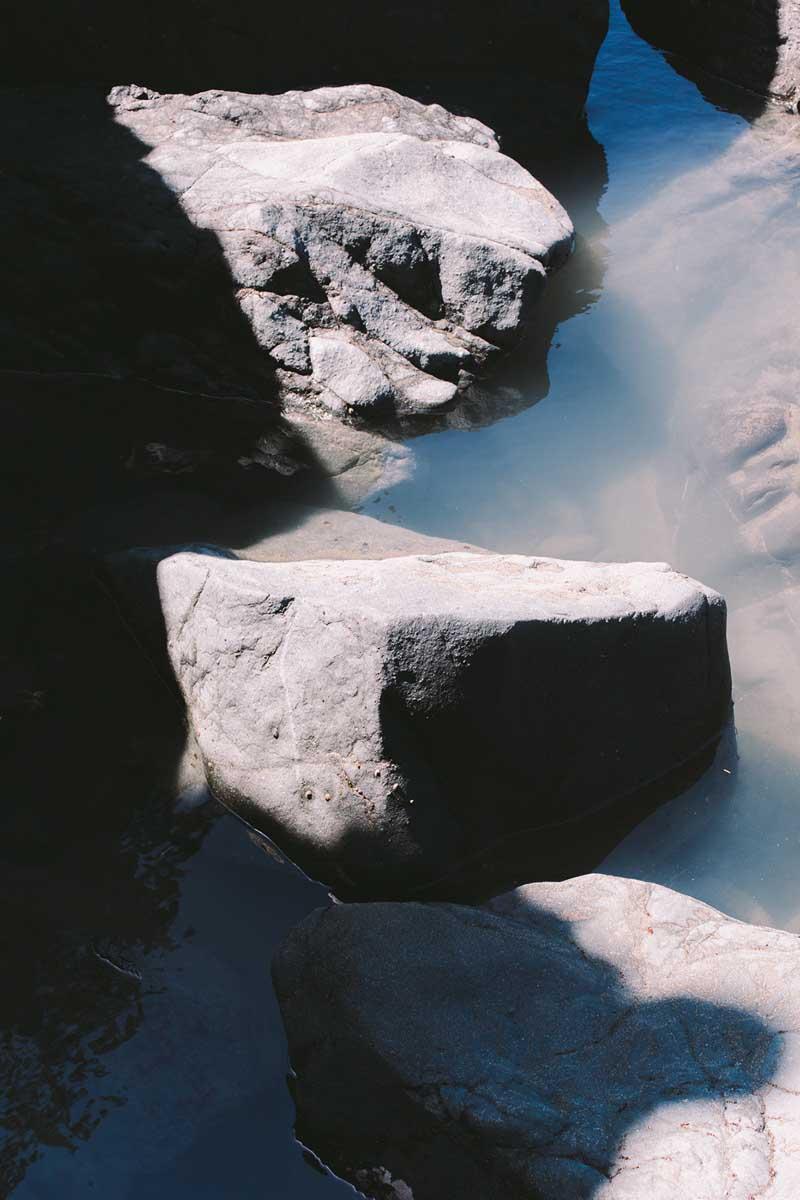 صخره‌هایی در میان برف و مه در اورگن