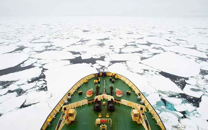 عبور کشتی بزرگ از جنوبگان