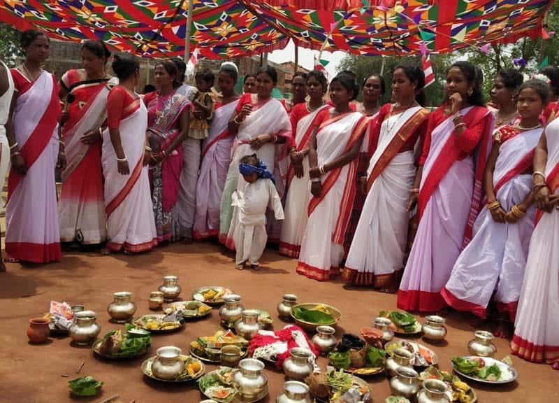 زنان به همراه هدایا در فستیوال سرهول