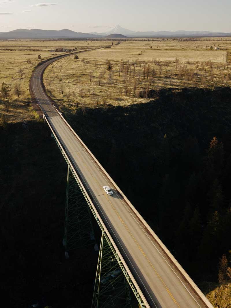 جاده‌ای در میان یک دره در ایالت اورگن آمریکا