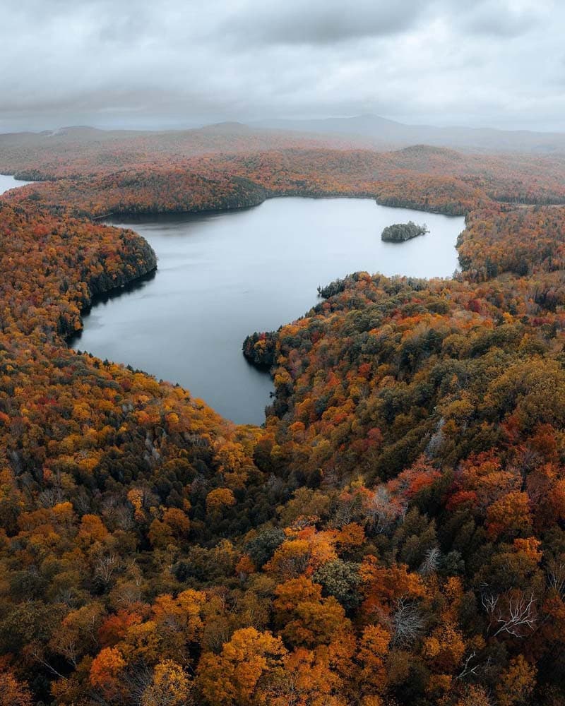 دریاچه‌ای در طبیعت پاییزی ورمانت (Vermont)