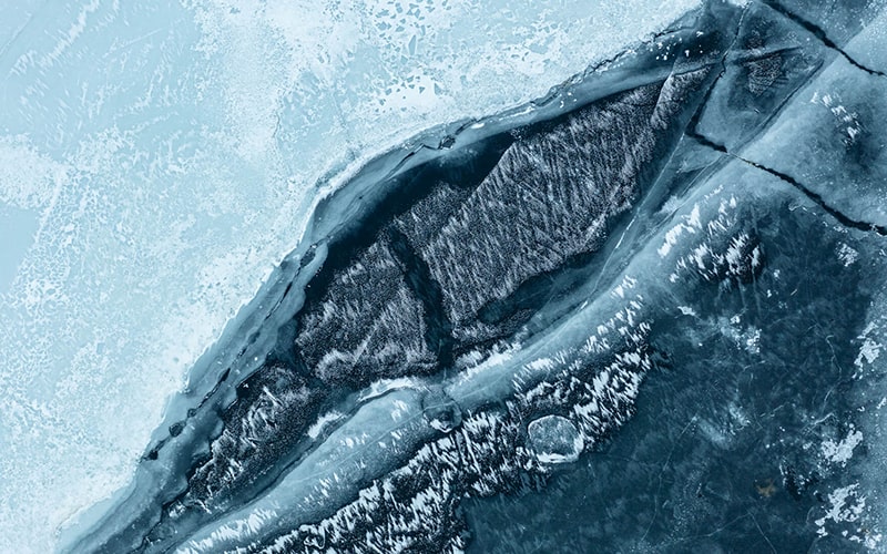 دریاچه‌ای یخ‌زده در نروژ به رنگ آبی