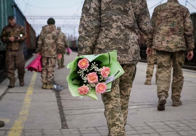 سربازان اوکراینی با دسته گل در ایستگاه قطار و در انتظار عزیزان خود در روز ولنتاین