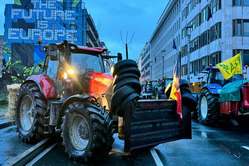 عبور تراکتورها برای اعتراض کشاورزان در خارج از نشست وزرای کشاورزی اتحادیه اروپا در بروکسل