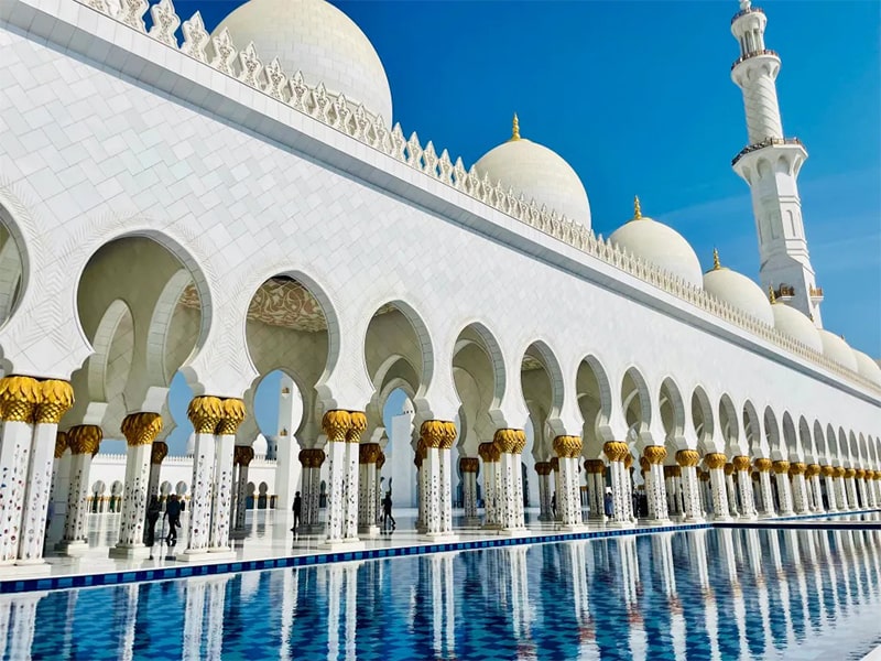 نمای سفیدرنگ مسجد شیخ زاید ابوظبی، منبع عکس: wareontheglobe.com، عکاس: نامشخص
