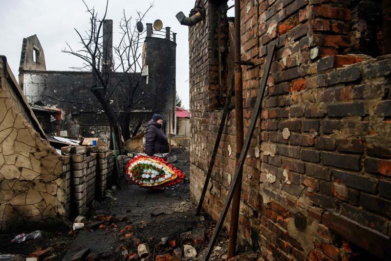 اهدای  تاج گلی به یاد کودکان اوکراینی که در آتش سوزی پس از حمله پهپادهای شاهد روسی جان باختند