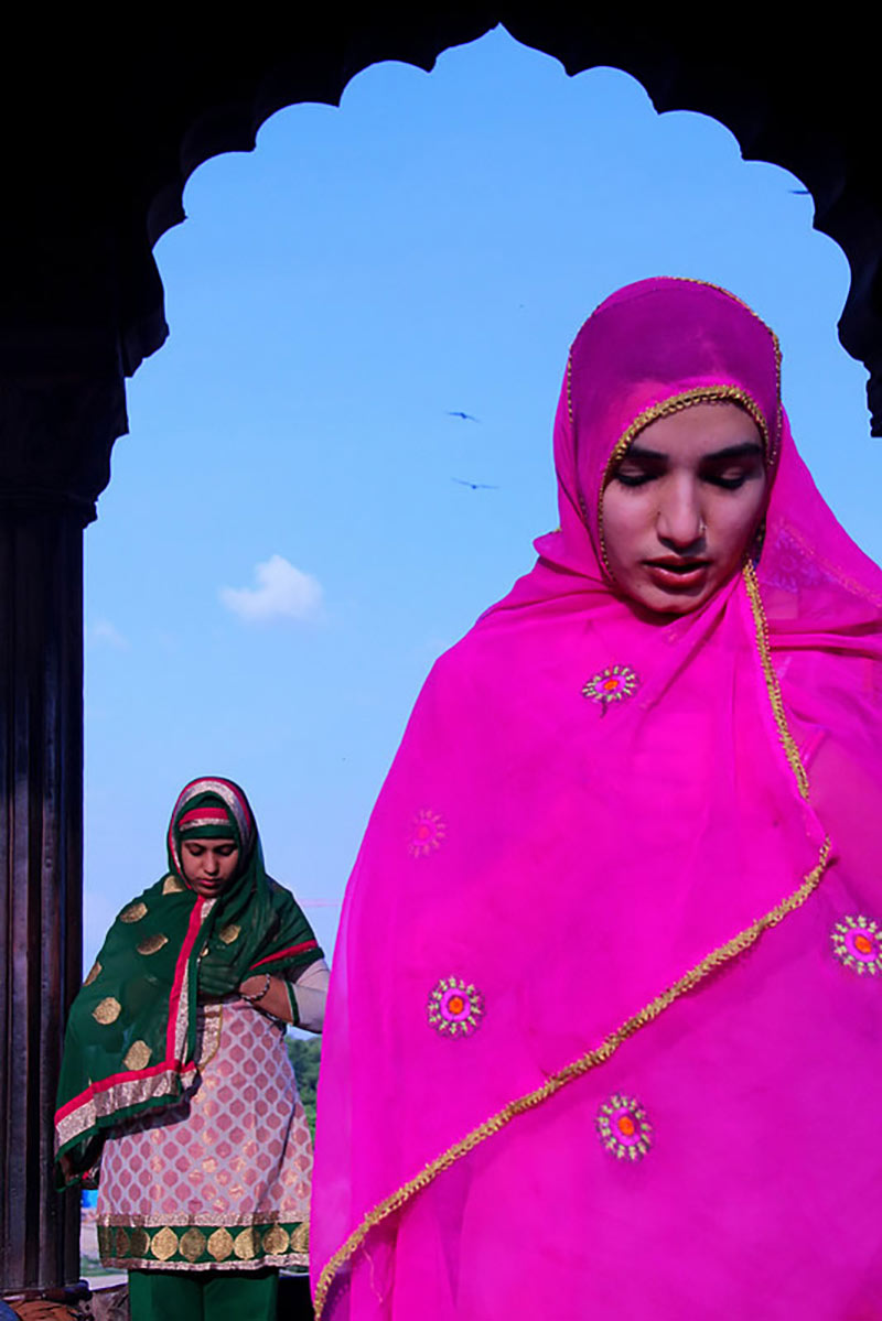 زنی با روسری صورتی در ورودی مسجد جامع دهلی