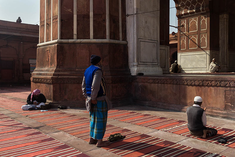 مردان نمازگزار در حیاط مسجد جامع دهلی