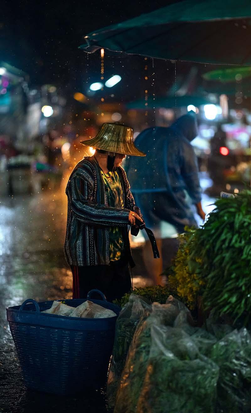 مرد فروشنده سبزیجات در عصر بارانی شهر چیانگ مای