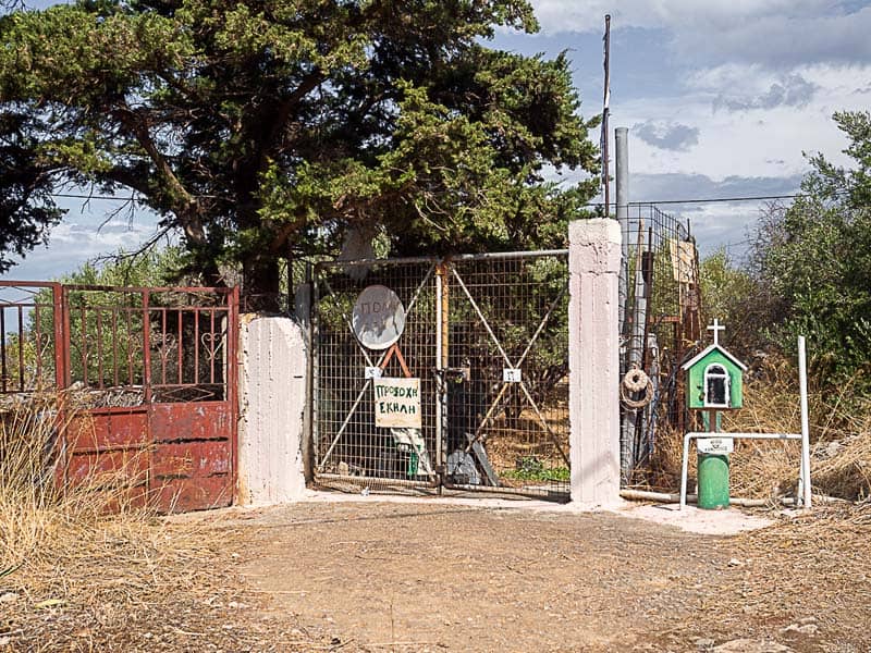 سازه‌ای سبز رنگ برای نیایش و عبادت در جاده‌ای در یونان