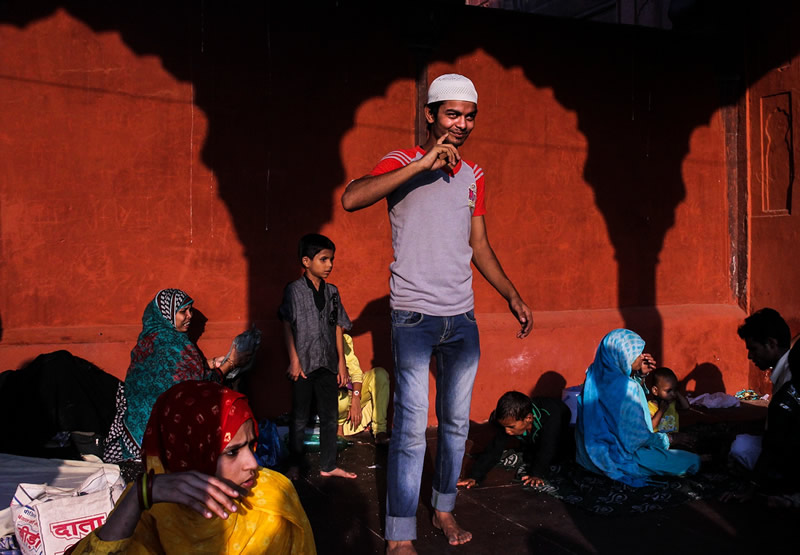 زنان و مردانی با تنوع پوشش در مسجد جامع دهلی