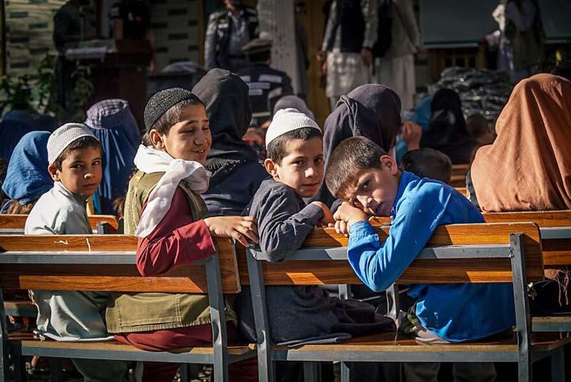 پسران افغان نشسته بر نیمکت