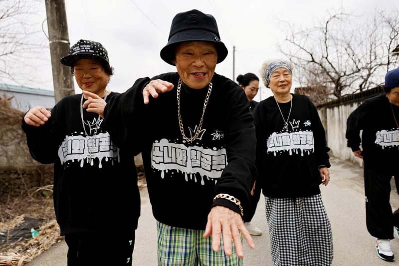گروه رپرهای بالای ۸۰ سال کره جنوبی در حال اجرا در خیابان 