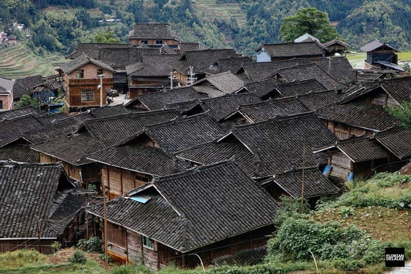 کلبه‌هایی با سقف شیروانی سیاه در دهکده چینی