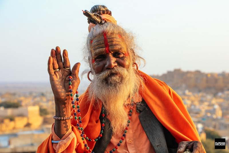 مرد هندی با لباس و آرایش سنتی