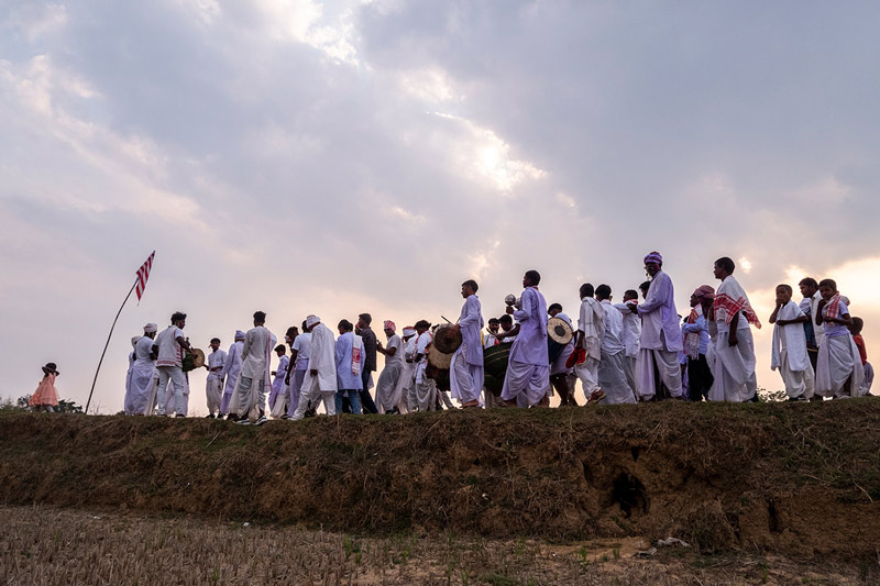 مردم هند با لباس‌های سفید در فستیوال سرهول