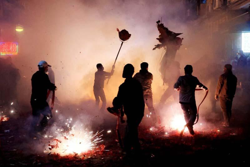 رقص اژدها در میان آتش بازی مردم چین در سومین روز از سال جدید اژدها