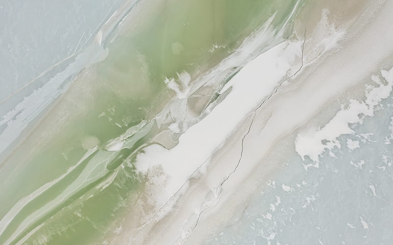 دریاچه‌ای یخ‌زده در نروژ به رنگ سبز و سفید
