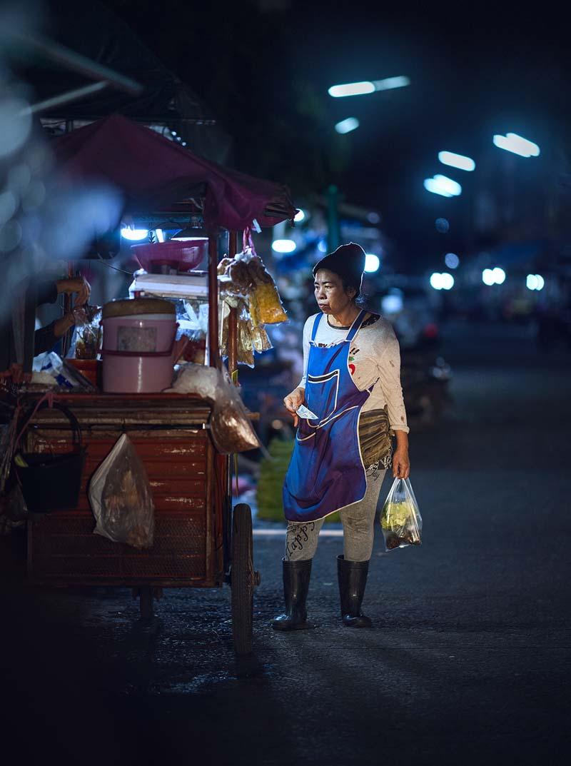 زن فروشنده خیابانی در شهر چیانگ مای