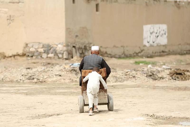 هل دادن ویلچر قدیمی یک پیرمرد توسط کودک افغان