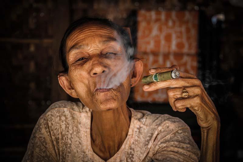 فرد آسیایی در حال کشیدن سیگار