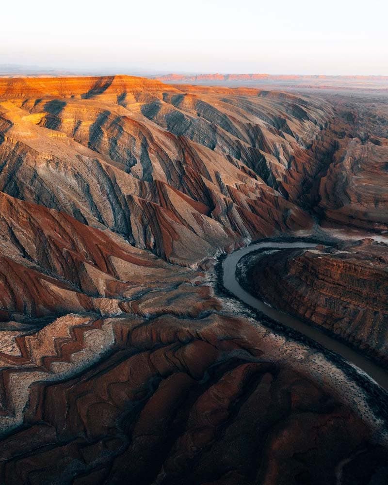 تپه‌هایی رنگارنگ در مناطق بیابانی یوتا (Utah)
