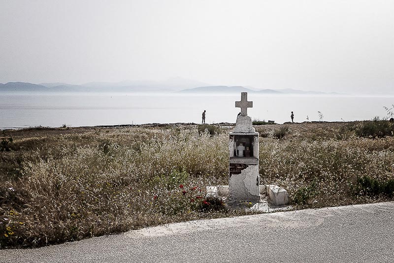 یک نیایشگاه سنگی مسیحی در یونان در کنار جاده
