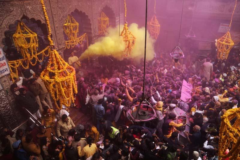 جشن «Basant Panchami» در معبدی در هند به جهت آماده سازی برای رسیدن بهار