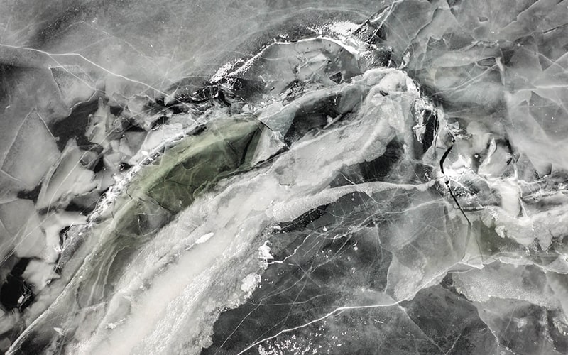 اشکال عجیب در دریاچه‌ای یخ‌زده در نروژ