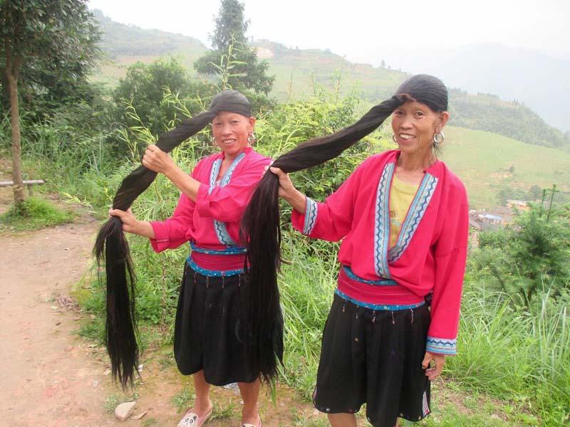 دو زن مو بلند چینی در روستای پینگان 