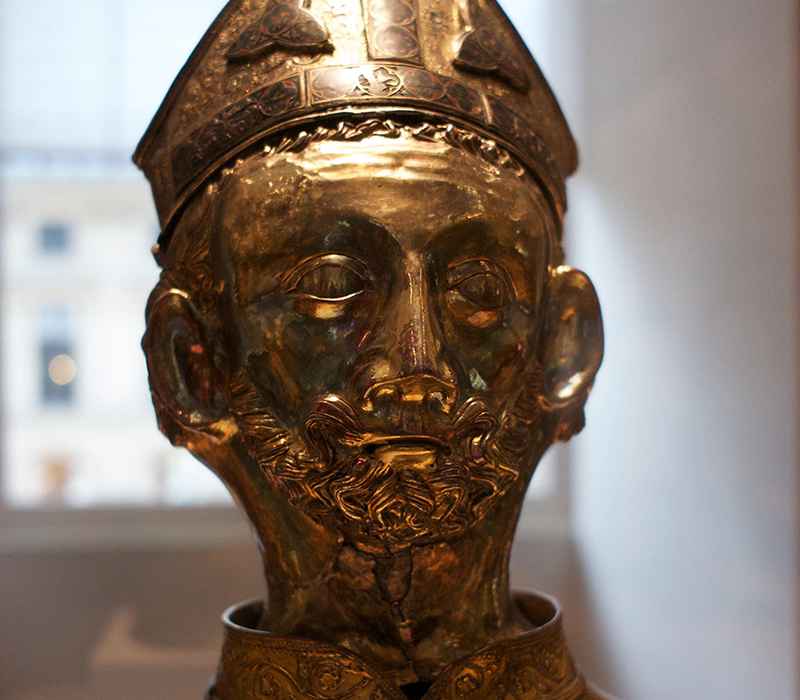 مجسمه فلزی در موزه لوور، منبع عکس: behance.net، عکاس: Julius Yls