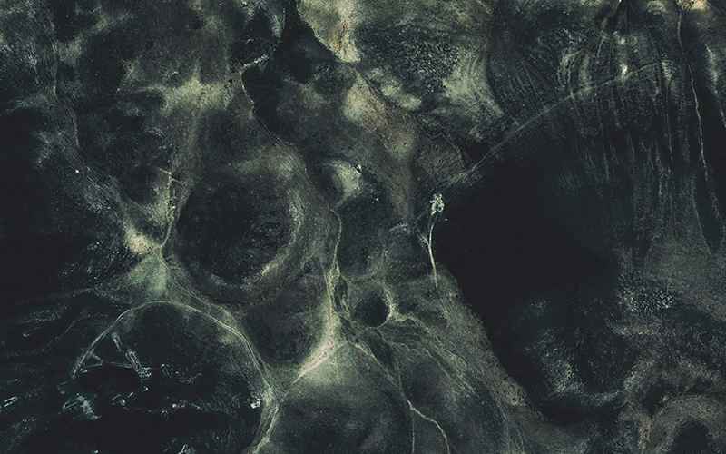 عکس هوایی از منطقه‌ای کوهستانی در تاریکی هوا