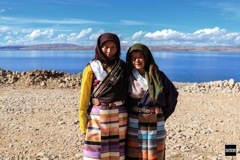 دو زن آسیایی با پوششی سنتی در مقابل دریا