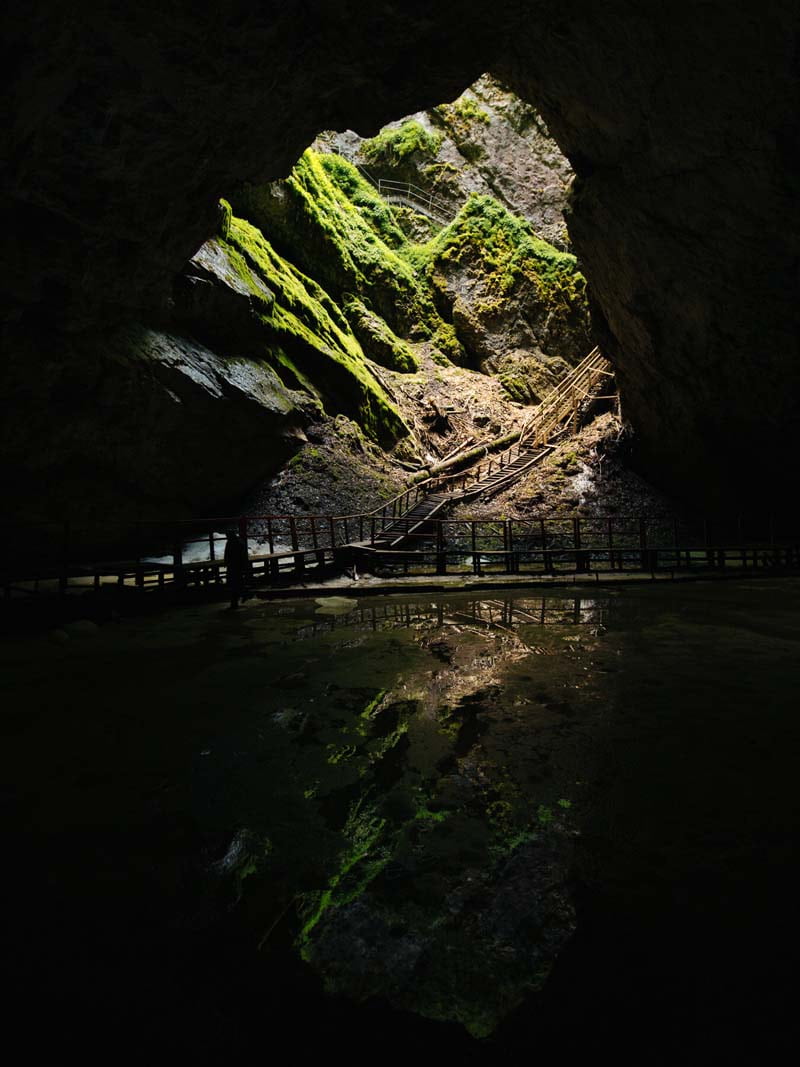 پلکانی منتهی به یک غار در جزیره بالکان