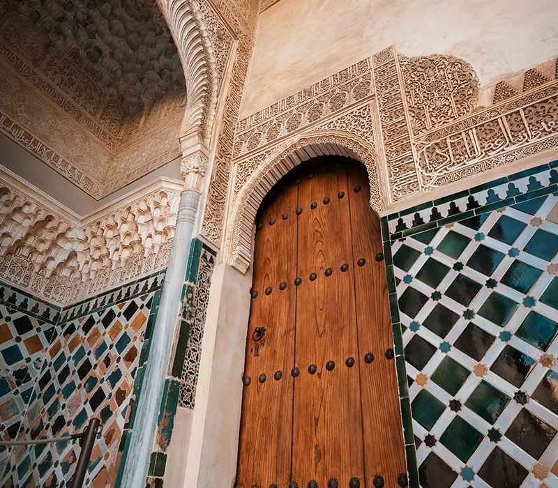 در چوبی و تزیینات روی دیوارهای کاخ الحمرا، منبع عکس: unsplash.com، عکاس: Izuddin Helmi Adnan 