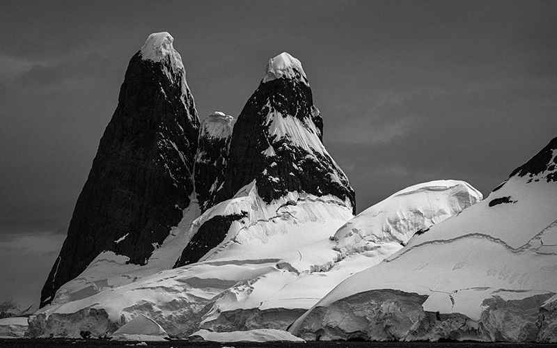 کوه‌های دوقلوی برفی در جنوبگان