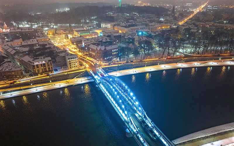 عکس هوایی از پل روی رودخانه در کراکوف