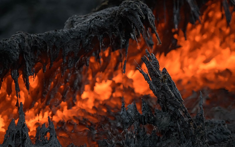 شعله‌های آتش در گدازه‌های آتشفشانی ایسلند