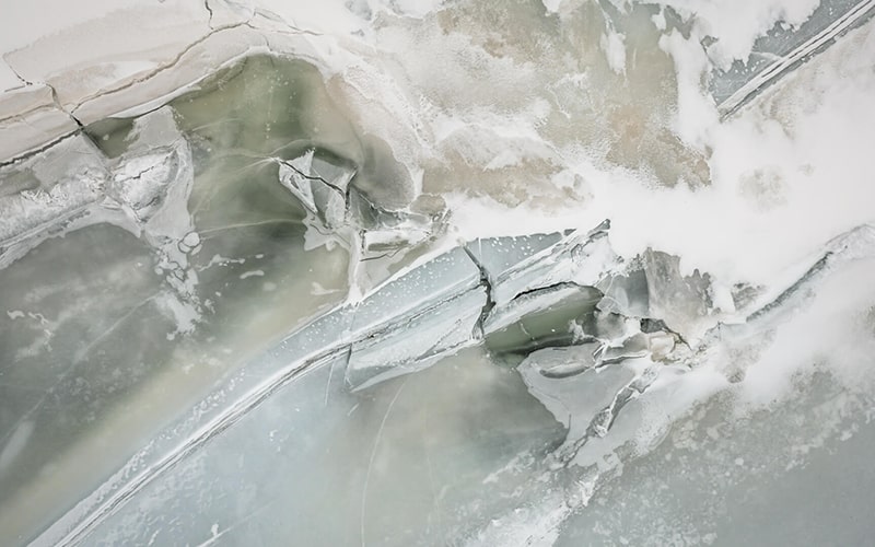 دریاچه‌ای یخ‌زده در نروژ از آسمان