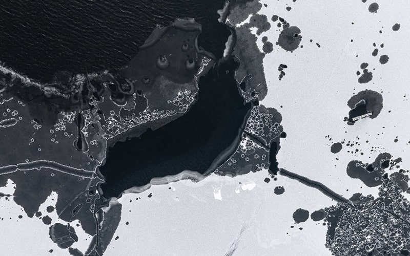 رنگ سیاه در دریاچه‌ای یخ‌زده در نروژ